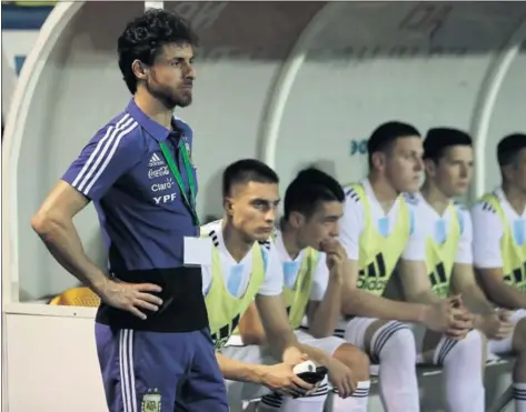  ??  ?? CON GOLEADA. Pablo Aimar aspira a repetir el título en el Cotif que logró Argentina en 2012. El domingo arrancó goleando a Venezuela (4-0).