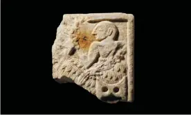  ??  ?? The Sumerian plaque, about 4,400 years old depicts a high priest or ruler.
