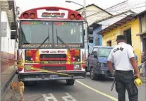  ??  ?? Se tiró. El bus destrozó la cabeza del indigente, que tenía unos 30 años de edad, según la PNC.