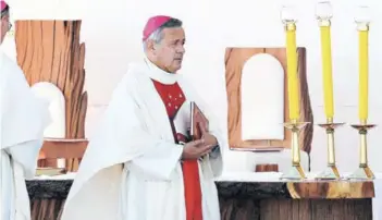  ??  ?? ► El obispo de Osorno, Juan Barros, durante la misa del Papa en Temuco.