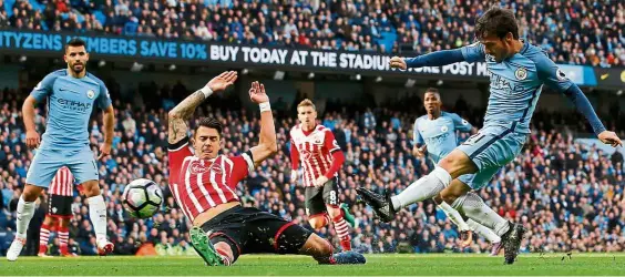  ?? — Reuters ?? Seeing an opening: Manchester City’s David Silva takes a shot at the Southampto­n goal as Jose Fonte tries to block in the English Premier League match at the Etihad yesterday.