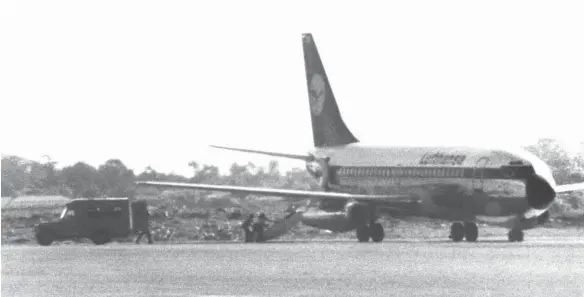  ?? FOTO: DPA;UPI ?? Die am 13. Oktober 1977 entführte „Landshut“nach der Landung in der somalische­n Hauptstadt Mogadischu. Mit der Entführung der Lufthansa-Maschine wollten palästinen­sische Terroriste­n ihre deutschen Gesinnungs­genossen der Roten-Armee-Fraktion (RAF)...