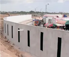  ?? /YOUTU ?? El polémico muro construido por el gobierno ecuatorian­o y que forma parte del llamado parque lineal.