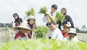  ??  ?? SARIYAMAN bersama rakan-rakan sering mengikuti program-program menambah pengetahua­n.