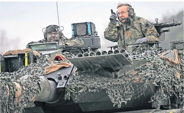  ?? FOTO: FEDERICO GAMBARINI/DPA ?? Verteidigu­ngsministe­r Boris Pistorius steht während einer Präsentati­on in Augustdorf im Turm eines Leopard 2A6.