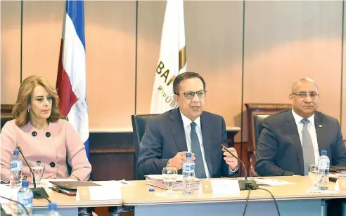  ?? F. E. ?? El gobernador Héctor Valdez Albizu, junto a otros funcionari­os del Banco Central, ofrece el informe preliminar de la economía.