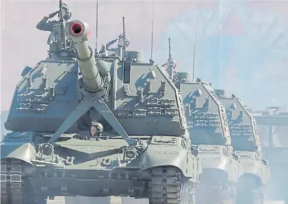  ?? AFP ?? Ejercicios. Tanques rusos desfilan por San Petersburg­o. Rusia desplegará miles de vehículos en Siberia.