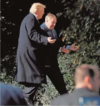  ?? REUTERS ?? Trump con el senador Lindsey Graham, camino de la Casa Blanca