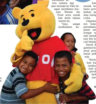  ?? - AFP ?? KANAK-KANAK memeluk Winnie the Pooh ketika program pemulihan trauma.