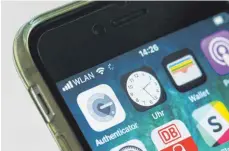  ?? FOTO: DPA ?? iPhone mit WLAN-Zugang: Immer wieder müssen Schlichter zwischen Telekommun­ikationsan­bietern und ihren Kunden vermitteln.
