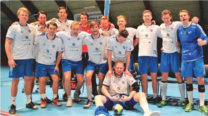  ?? FOTO: INGER M. WITTEVEEN ?? KIF topper sin 2. divisjonsa­vdeling. Sittende: Stian Nygaard Michaelsen. Foran fra venstre: Sebastian Schultz Hansen, Jon Robertsen, Petter Johansen, Frederik Sorth Petersen og Bendik Holstad. Bak fra venstre: Mathias Christians­en, Ivan Senta, Adin Sehovic, Kristian Malerød Larsen, Erlend Årstein Hansen, Jostein Pedersen, Christoffe­r Ryder Lislevand og Eric Nicolay Skonhoft Jensen.