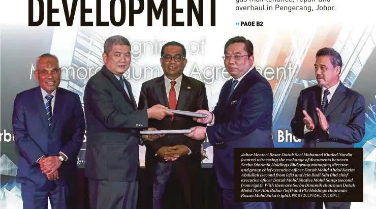  ?? PIC BY ZULFADHLI ZULKIFLI. ?? Johor Menteri Besar Datuk Seri Mohamed Khaled Nordin (centre) witnessing the exchange of documents between Serba Dinamik Holdings Bhd group managing director and group chief executive officer Datuk Mohd Abdul Karim Abdullah (second from left) and Izin...
