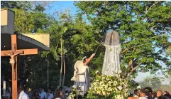  ?? ?? An angel removed the black veil of the Blessed Mother to signal the end of her sorrow as it was the time that she first saw her son Jesus Christ who had risen from the dead. It was held at the Triumph of the Holy Cross Parish in Barangay Estefania, Bacolod City on Easter Sunday.