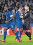  ?? FOTO: DPA ?? Leicesters Kasper Schmeichel (re.) jubelt nach seinem gehaltenen Elfer mit Teamkolleg­en.