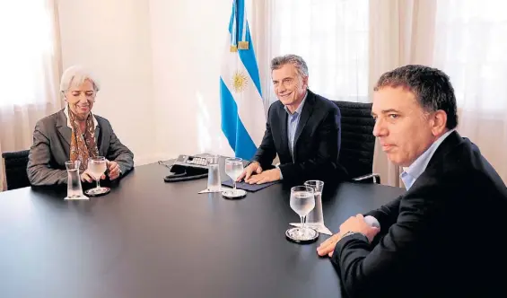  ??  ?? Barajar de nuevo. Christina Lagarde, Mauricio Macri y Nicolás Dujovne, piezas claves de un acuerdo que se firmó hace dos meses y cambiaría.