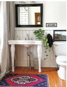  ??  ?? |BELOW LEFT| GENTLEMEN ONLY. Wood floors and a perfectly placed vintage rug add warmth to this small bathroom.