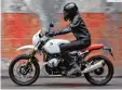  ??  ?? Eine Hommage an die bahnbreche­nde Enduro G/S von 1980 ist die neue BMW R nineT Urban G/S für 13000 Euro.