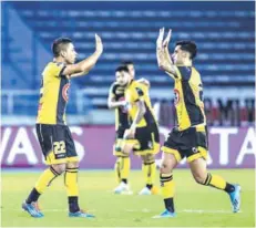  ??  ?? John Salas y Osorio celebran luego de un gol.