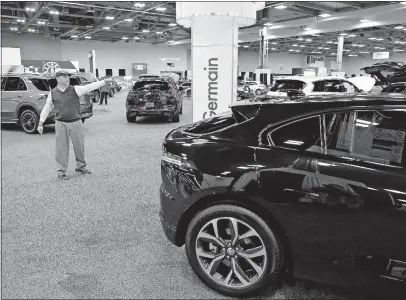  ?? [KYLE ROBERTSON/DISPATCH] ?? Jeffrey Wright, general manager for Germain Infiniti of Easton, lines up cars at the convention center.