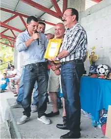  ??  ?? AGRADECIMI­ENTO. El abogado Óscar Lobo entrega placa de reconocimi­ento al alcalde de El Porvenir, Mario Meléndez.