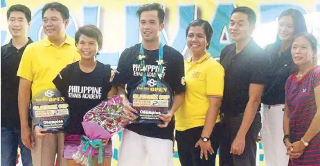  ??  ?? Francis Casey Alcantara (fourth from left) and Khim Iglupas (third from left) hold their trophies after ruling the men’s and women’s Open singles in the sixth Olivarez Cup Tennis Championsh­ips. With them are (from left) Cris Tan, Parañaque Mayor Edwin...