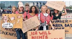  ?? RP-FOTO: BRIGITTE PAVETIC ?? Beim Finale im Jahr 2018 protestier­te der Verein Terre des Femmes vor dem ISS Dome gegen das Format.