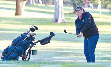  ??  ?? Karli Vanderhors­t plays an excellent approach shot with this chip on the 15th hole.