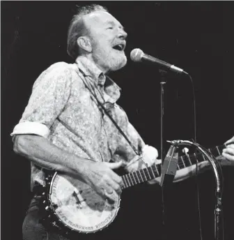  ?? STEVE BOSCH ?? The music of folk singer Pete Seeger, seen in 1989, is still worth a listen.