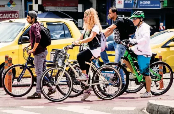  ?? FOTO ?? A un año de la legislació­n que reglamenta el uso de la bici y la protección de los ciclistas, EL COLOMBIANO hizo un balance de su aplicación. Según analistas falta promoción y no todos los artículos se cumplen al pie de la letra. ¿Cómo se evidencia en...