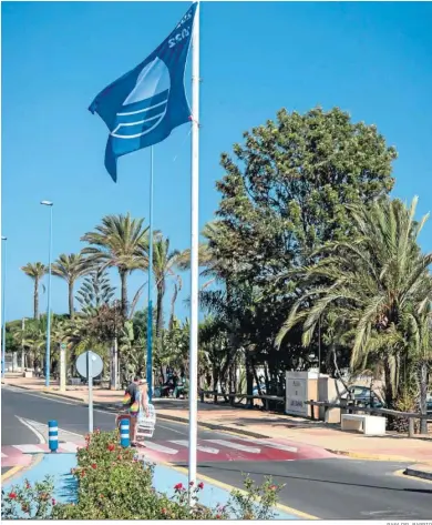  ?? RAFA DEL BARRIO ?? Bandera azul de la playa de Las Dunas de Mazagón que se izó en el día de ayer.