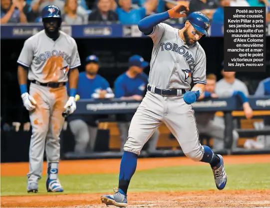  ??  ?? Posté au troisième coussin, Kevin Pillar a pris ses jambes à son cou à la suite d’un mauvais lancer d’Alex Colome en neuvième manche et a marqué le point victorieux pour les Jays.