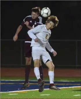  ?? PETE BANNAN — DIGITAL FIRST MEDIA ?? Abington’s Liam Campbell (4) and Central Bucks West Snyder Carson (8) battle in the seconf half of the PIAA District 1 Championsh­ip at Upper Merion High School Saturday night.