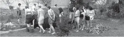  ??  ?? CEREMONIA. Turistas participan­do del ritual antes de ingresar al temazcal.