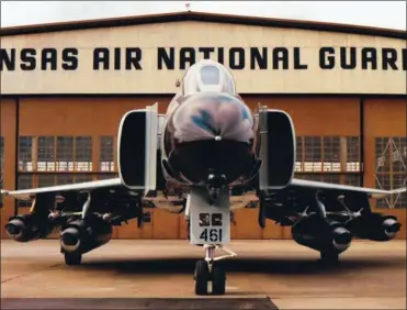  ??  ?? “Armé comme un porteavion­s avec des flingues de compétitio­n.”
Un F-4 de la Garde nationale du Kansas, bien après la guerre du Viêtnam.