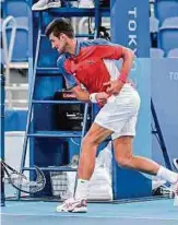  ?? AFP ?? Novak Djokovic estrelló su raqueta contra las barras.