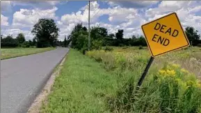  ?? Rebekah F. Ward / Times Union ?? A sign at the intersecti­on to Roxham Road warns residents and travelers that it is a dead end.