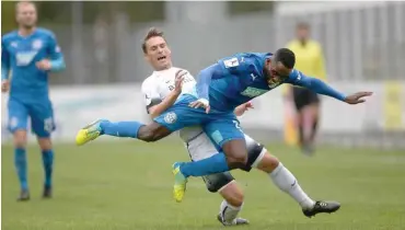  ?? Imago/Thomas Frey ?? Möchte auch die Profis ausbremsen: Tabe Nyenty (vorne), Amateur bei FC Astoria Walldorf