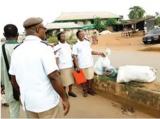  ?? ?? Edo State Commission­er for Environmen­t and Sustainabi­lity, Jonathan Lawani ( left) with the enforcemen­t team in Benin City.