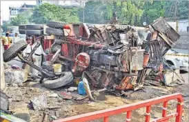  ?? PRAFUL GANGURDE ?? The truck toppled on Ghodbunder Road after the driver lost control on Saturday.