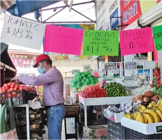  ?? ?? ▮ Comerciant­es del Centro y hasta del Mercado de Abasto comienzan a actualizar los precios de sus productos, sobre todo los del agro y los básicos.