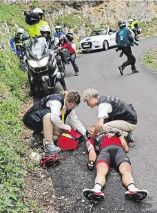  ?? Foto: AP ?? Konec Pád při sjezdu včera vyřadil z Tour dalšího z favoritů, australské­ho cyklistu Richieho Porta. Už při vědomí byl převezen do nemocnice.