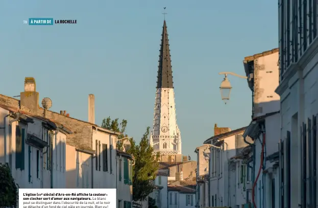  ??  ?? L’église (xve siècle) d’ars-en-ré affiche la couleur: son clocher sert d’amer aux navigateur­s. Le blanc peut se distinguer dans l’obscurité de la nuit, et le noir se détache d’un fond de ciel pâle en journée. Bien vu!