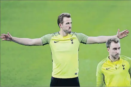  ?? ANDREW COULDRIDGE / REUTERS ?? Harry Kane, alias Hurrikane, se entrenó ayer en el césped del Santiago Bernabeu