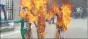  ?? HTPHOTO ?? Effigies being burnt in Lucknow on Sunday evening.