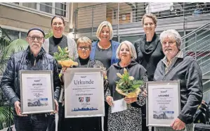  ?? NGZ-FOTO: WALTER ?? Die Preisträge­r Klaus Stevens, Lydia Thomasen, Petra Winkels und Jürgen Rau (vorne, v.l.) mit Anja Weingram, Ursula Baum und Lina Lennhof.