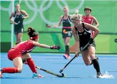  ?? PHOTOSPORT ?? Gemma McCaw, right, in action during the Black Sticks’ Olympic Games campaign in Rio de Janeiro last year.