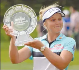  ?? The Associated Press ?? Canada’s Brooke Henderson poses with the trophy after winning the Meijer LPGA Classic at Blythefiel­d Country Club in Grand Rapids, Mich., on Sunday.