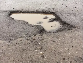  ??  ?? Une scène désolante qui se répète partout en province au printemps, au grand désespoir des automobili­stes. - Acadie Nouvelle: Sébastien Lachance