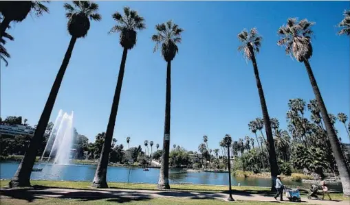  ?? Luis Sinco Los Angeles Times ?? WITH ITS LAKE, fountains and views of the downtown skyline, the neighborho­od’s major park is the community’s heart.
