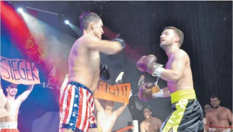  ?? FOTOS: JAN SCHARPENBE­RG ?? Der getanzte Boxkampf zwischen Oliver Gorgievski und Michael Schäffler bildet den Höhepunkt der Show.